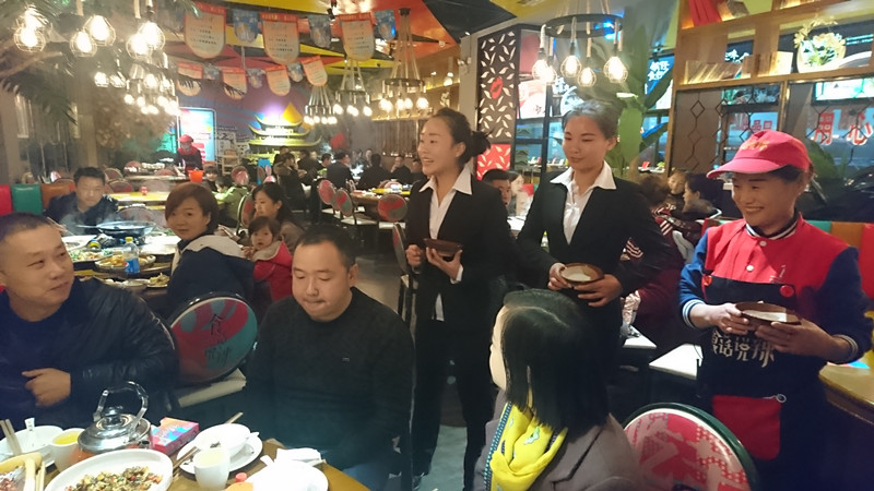 食话说辣餐厅里座无虚席