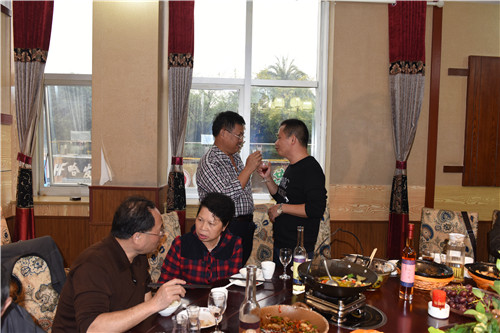 喝上食话说辣自酿的糯米酒，杠杠的