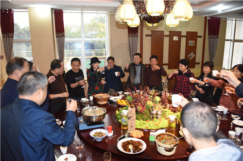 食话说辣共同举杯