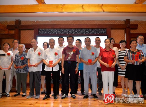 2018年背篓人家十周年爱心感恩活动上，公司为员工父母们献上爱心与祝福